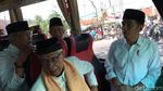 Foto: Saat Jokowi Naik Bus Bareng Ulama di Padang