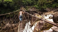 Sayangnya, dalam 25 tahun terakhir, praktik pembangunan jembatan hidup ini makin sekarat. Suku Khasi tidak lagi merajut akar pohon sebagai jembatan. Gantinya, mereka menggunakan tali baja dan metode konstruksi yang modern. (Neelima Vallangi/BBC)