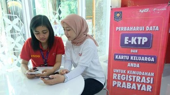 Untuk meregistrasikan kartu prabayarnya, sesuai dengan Peraturan Menkominfo No. 12/2016 pelanggan kartu prabayar wajib registrasi menggunakan NIK yang ada di KTP dan nomor KK. (Foto: Dok. Telkomsel)