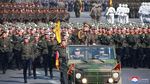Foto: Kim Jong Un Bertopi Fedora Saat Nonton Parade Militer Korut