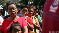 Ribuan orang sudah mengantre sejak siang di depan Vihara tersebut, meskipun acara pembagian baru di mulai sore sekitar jam 15.00 WIB.