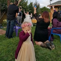 Anak kecil ini seperti pusing dengan kelakuan para orang dewasa di pesta pernikahan. Foto: Reddit/Imgur