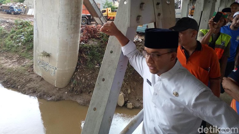 Anies Minta Korban Banjir Urus Surat yang Hilang ke Kelurahan Anies Minta Korban Banjir Urus Surat yang Hilang ke Kelurahan