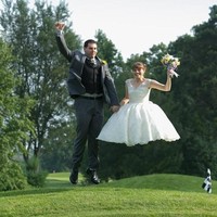 Beberapa fotografer pernikahan menangkap momen tak terduga saat memotret mempelai yang berbahagia. Salah satunya adalah kaki pengantin wanita yang tampak melayangkan saat difoto dengan pose melompat. Foto: Reddit/Imguradalah