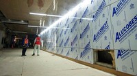Dinding Stasiun Dukuh atas terbuat dari bahan ACP atau Aluminium Composite Panel yang tahan api untuk menghindari kebakaran. Selain alasan estetika, manfaat lain yaitu perawatan yang lebih mudah bila terdapat kerusakan pada dinding. (Istimewa/MRT Jakarta).