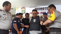 Joko menjalankan aksinya dengan mengenakan atribut polisi dan menunggu pasangan pria dan wanita yang keluar dari hotel.