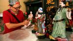 Melihat Ritual Pencucian Patung Dewa Jelang Imlek