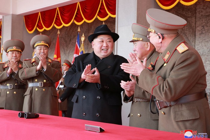 Foto: Kim Jong Un Bertopi Fedora Saat Nonton Parade Militer Korut