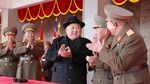 Foto: Kim Jong Un Bertopi Fedora Saat Nonton Parade Militer Korut