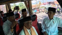 Jokowi sempat berbincang dengan para ulama di dalam bus.