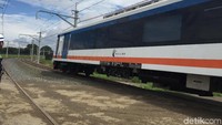 Saat melintas di underpass titik area terjadinya longsor, kereta bandara memperlambat lajunya.