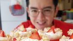 10 Pose Keseruan Nicky Tirta Bersama Kue Cantik Buatan Sendiri