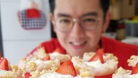 Kue cantik ini dibuat Nicky dalam rangka memeriahkan Hari Kemerdekaan Indonesia. Warnanya merah putih seperti bendera Pusaka. Foto: Instagram @nickytirta