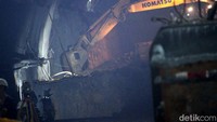 Ekskavator terus melakukan pengerukan.