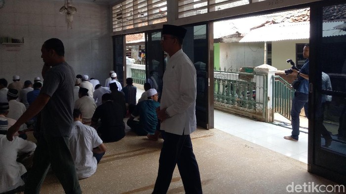 Anies Salat Jumat dan Tinjau Korban Banjir di Cililitan Jaktim