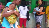 Posko 1000 Hari Pertama Kehidupan Puskesmas Agats masih disambangi oleh banyak masyarakat Asmat yang memeriksakan gizi anak-anak mereka. Foto: Dokumentasi Kemenkes