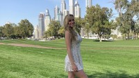Paige yang tengah berpose dengan mengenakan dress bermotif bunga. Ia pun tampak seksi dan mempesona dengan latar gedung pencakar langit di kejauhan (@_paige.renee/Instagram)