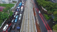 Jalur layang dimulai dari area Depo dan Stasiun Lebak Bulus lalu menyusuri jalan R.A Kartini yang juga berdampingan dengan Tol Lingkar Luar Jakarta atau Jakarta Outer Ring Road (JORR).