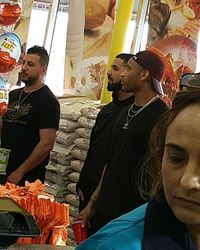 Wih! Drake Belanjakan Pengunjung di Supermarket hingga Rp 682 Juta