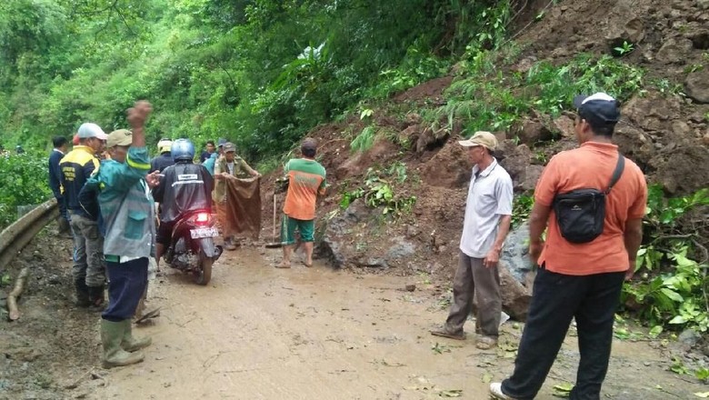 Hujan Deras, Tebing Setinggi 15 Meter di Mojokerto Longsor Hujan Deras, Tebing Setinggi 15 Meter di Mojokerto Longsor
