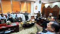 Mereka mempertanyakan langkah-langkah Kemenlu untuk menghadapi kasus pelawak Indonesia yang ditahan di Hong Kong.