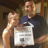 Seorang pengantin minta disimpankan sebuah koran yang terbit di hari pernikahannya. Tak disangka jika berita utama hari itu bertuliskan Kesalahan Tragis. Foto: Reddit/Imgur