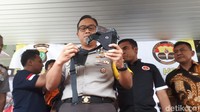 Dalam beraksi, tersangka membekali diri dengan atribut polisi. Dia memakai kaus dan membawa senjata jenis airsoft gun serta borgol.