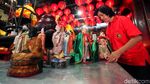 Melihat Ritual Pencucian Patung Dewa Jelang Imlek