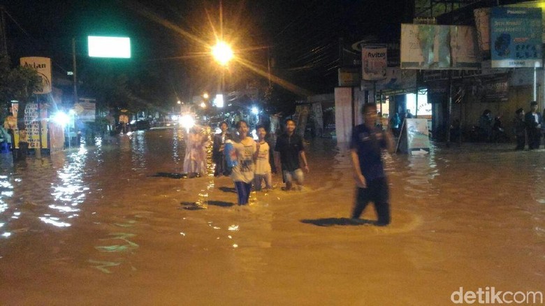 Jalur Kereta Api di Kaliwungu Terganggu Sampah dari Banjir Jalur Kereta Api di Kaliwungu Terganggu Sampah dari Banjir