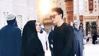 Selama di Tanah Suci, pasangan suami istri ini terlihat mesra. (Instagram/Dylan Sahara)