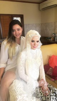 Anggunnya Gaun Pengantin Hijab Angel Lelga Saat Akad Nikah
