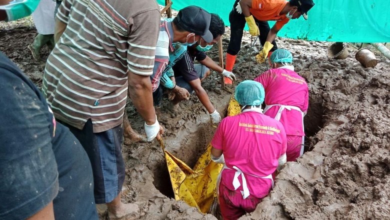 Kematian Dianggap Tak Wajar, Makam Mulyono Dibongkar Kematian Dianggap Tak Wajar, Makam Mulyono Dibongkar