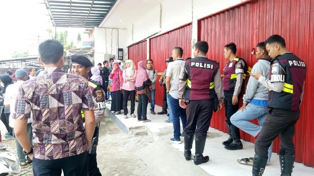 Tak Kunjung Berangkat, Jamaah Umrah Geruduk Kantor Travel di Sumsel