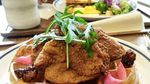 Ada Fried Chicken Waffle dan Mug 100 Wajah Lucu di Kafe Ini