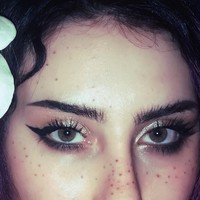 Setelah selesai, Amethyst Rose mengaku kalau wajahnya memerah selama empat jam. Untuk memulihkan kondisi kulitnya, ia memakai minyak alami sebagai pelembap dan menghindari produk-produk mengandung parfum. Foto: Instagram