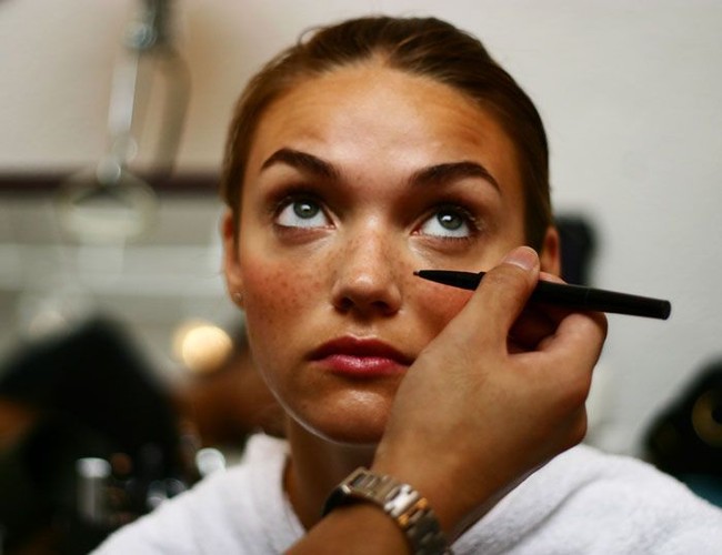 Freckles tiruan biasanya dibuat dengan menggambar titik-titik cokelat pada wajah memakai pensil eyeliner atau pensil alis. Foto: istimewa