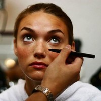 Freckles tiruan biasanya dibuat dengan menggambar titik-titik cokelat pada wajah memakai pensil eyeliner atau pensil alis. Foto: istimewa