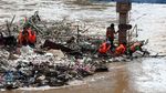 Nyemplung Kali Ciliwung, Pasukan Oranye Bersihkan Tumpukan Sampah