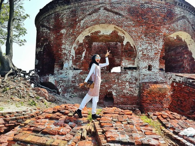 Wanita yang berusia 23 tahun ini juga pernah mengunjungi Benteng Martello yang berlokasi di Pulau Kelor, Kepulauan Seribu. Tak hanya indah, bangunan ini juga punya nilai sejarah. Benteng Martello dibuat melingkar 360 derajat yang dibangun oleh VOC untuk mengahalau serangan Portugis pada abad ke-17. Foto: Instagram