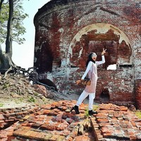 Wanita yang berusia 23 tahun ini juga pernah mengunjungi Benteng Martello yang berlokasi di Pulau Kelor, Kepulauan Seribu. Tak hanya indah, bangunan ini juga punya nilai sejarah. Benteng Martello dibuat melingkar 360 derajat yang dibangun oleh VOC untuk mengahalau serangan Portugis pada abad ke-17. Foto: Instagram