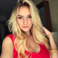  Memiliki rambut pirang dan tampil dengan makeup natural, Paige juga terlihat memesona dan menawan. Foto: Instagram