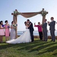 Tamu pernikahan yang buruk adalah yang sibuk memotret sampai mengganggu kerja dan hasil fotografer. Foto: Reddit/Imgur