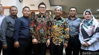 Pertanyakan nasib pelawak, Cak Percil-Cak Yudho yang ditahan di Hongkong, sejumlah pelawak tanah air berdatangan ke Kementerian Luar Negeri RI, di Jalan Taman Pejambon, Jakarta Pusat, Jumat (09/02/2018).