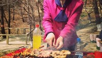 Asyiknya, para wanita pemandu wisata di Korea Utara juga bisa memasak makanan khas mereka untuk turis. Asyik! (Instagram/Young Pioneer Tours)