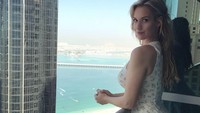 Dalam beberapa kesempatan, Paige juga pernah datang ke Dubai untuk main golf sambil liburan. Cantik panorama Dubai atau Paige? (@_paige.renee/Instagram)