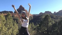 Paige pun diketahui gemar berwisata ke Arizona yang menjadi tempat ia tumbuh. Ini fotonya saat sedang trekking di Sedona (@_paige.renee/Instagram)