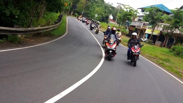 Para pemiliki Honda PCX menerapan keselamatan berlalu lintas