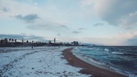 Saat matahari bersinar terang, Pantai Bogatell sebenarnya adalah tempat hangout yang asyik (Foto: Instagram @BEGO8 via REUTERS)