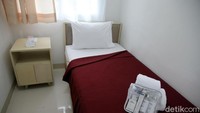 Di dalam kamar pun, kondisinya cukup nyaman. Masing-masing ruangan berukuran tipe 36 yang terbagi menjadi dua kamar, satu kamar berukuran 3x3 meter dan 3x2 meter.