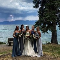 Sambaran petir secara tak terduga ikut memeriahkan foto ini. Foto: Reddit/Imgur